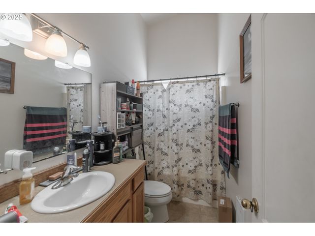 1036 9th St, Florence, OR 97439