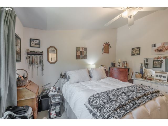 1036 9th St, Florence, OR 97439