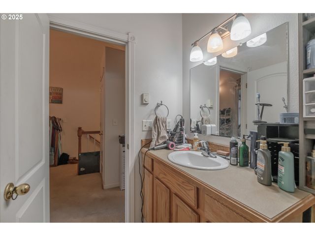 1036 9th St, Florence, OR 97439