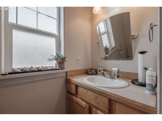 1036 9th St, Florence, OR 97439