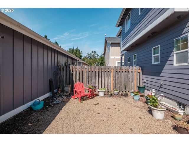 1036 9th St, Florence, OR 97439