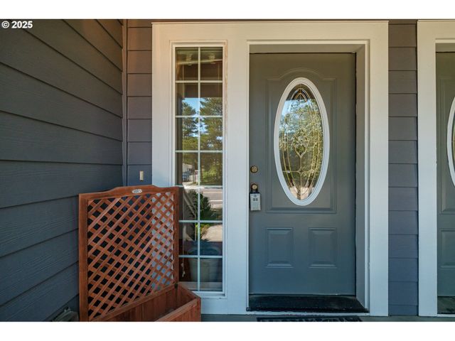 1036 9th St, Florence, OR 97439