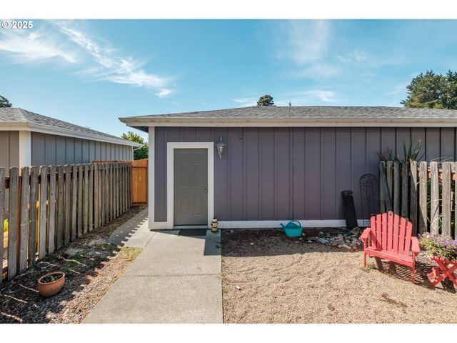 1036 9th St, Florence, OR 97439
