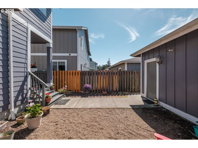 1036 9th St, Florence, OR 97439