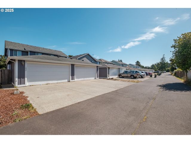 1036 9th St, Florence, OR 97439