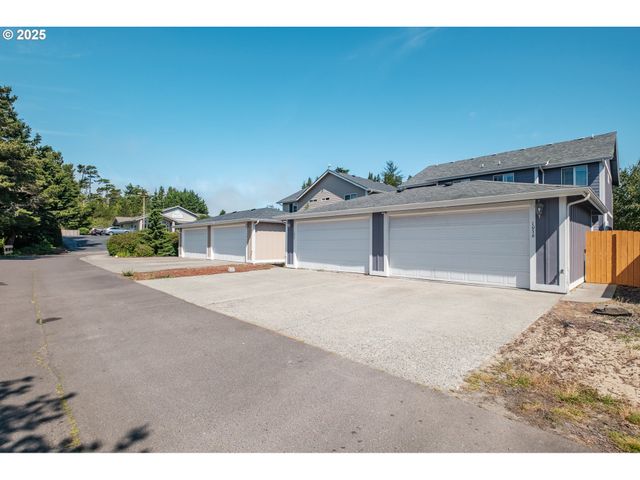 1036 9th St, Florence, OR 97439