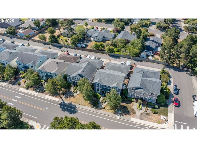 1036 9th St, Florence, OR 97439