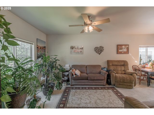 1036 9th St, Florence, OR 97439