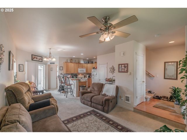 1036 9th St, Florence, OR 97439