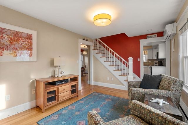 194 College Farm Rd, Waltham, MA 02451