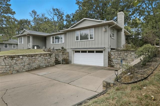 610 NW North Shore Drive, Lake Waukomis, MO 64151