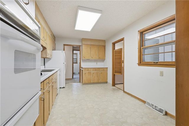 610 NW North Shore Drive, Lake Waukomis, MO 64151