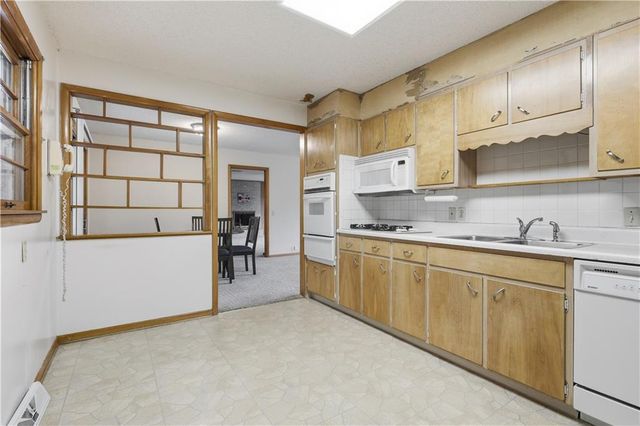 610 NW North Shore Drive, Lake Waukomis, MO 64151