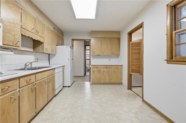 610 NW North Shore Drive, Lake Waukomis, MO 64151