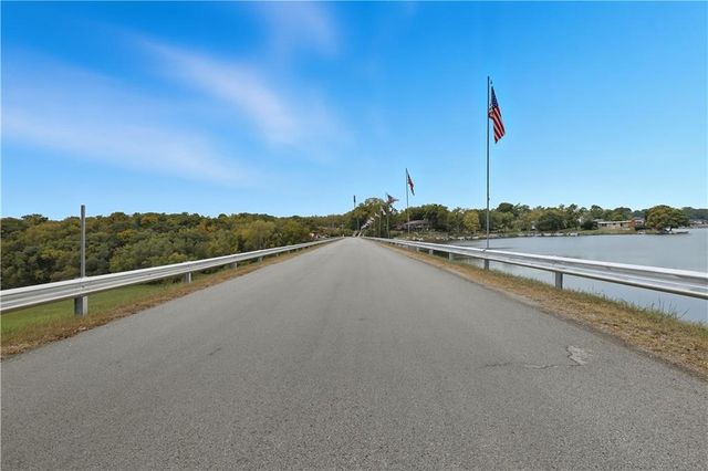 610 NW North Shore Drive, Lake Waukomis, MO 64151