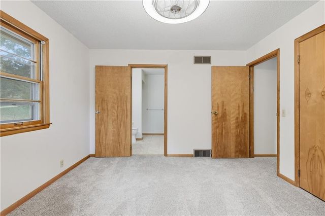 610 NW North Shore Drive, Lake Waukomis, MO 64151