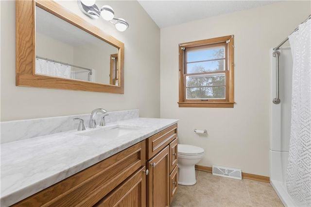 610 NW North Shore Drive, Lake Waukomis, MO 64151