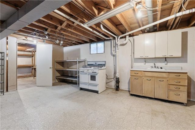 610 NW North Shore Drive, Lake Waukomis, MO 64151