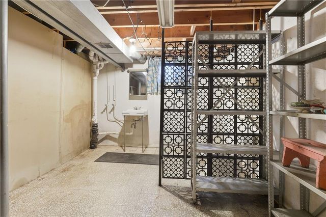 610 NW North Shore Drive, Lake Waukomis, MO 64151