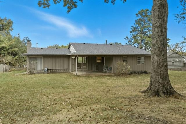 610 NW North Shore Drive, Lake Waukomis, MO 64151
