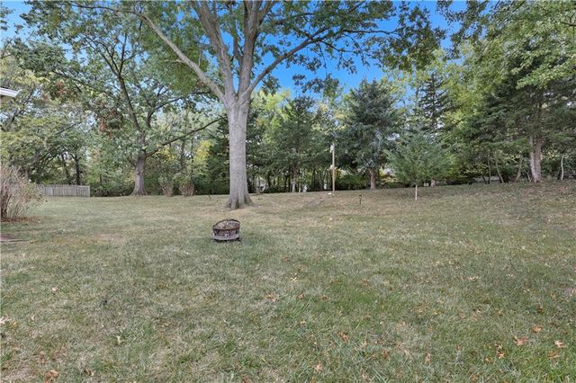 610 NW North Shore Drive, Lake Waukomis, MO 64151