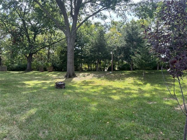 610 NW North Shore Drive, Lake Waukomis, MO 64151