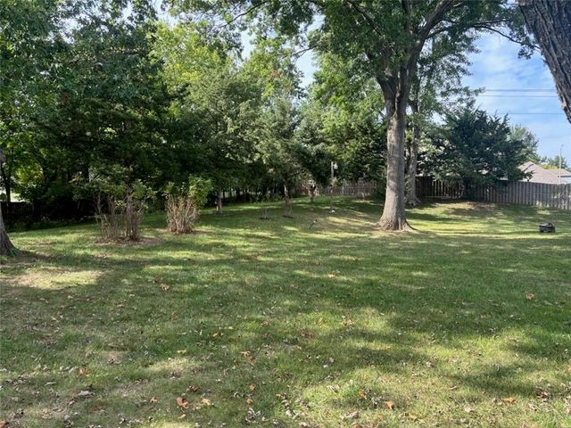 610 NW North Shore Drive, Lake Waukomis, MO 64151