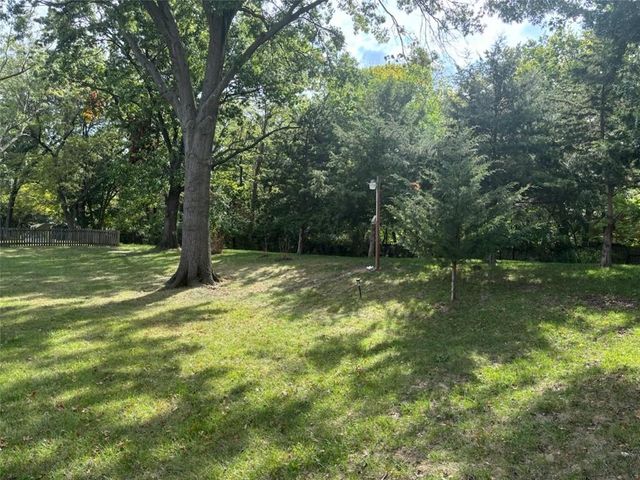 610 NW North Shore Drive, Lake Waukomis, MO 64151