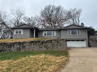 610 NW North Shore Drive, Lake Waukomis, MO 64151