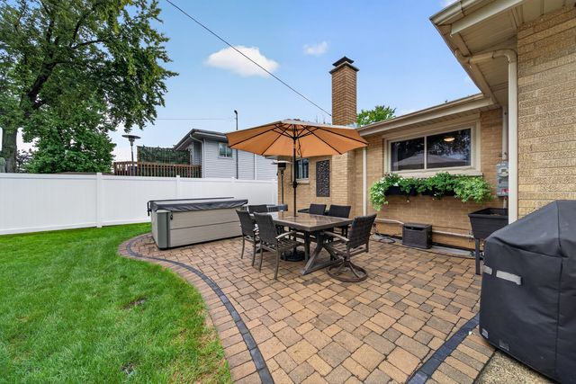 863 S Cedar Avenue, Elmhurst, IL 60126