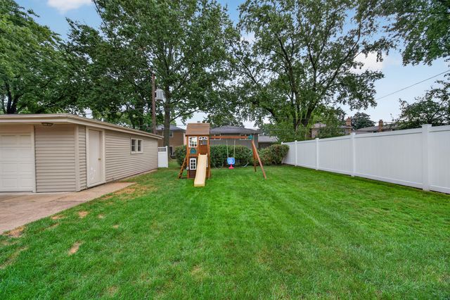 863 S Cedar Avenue, Elmhurst, IL 60126