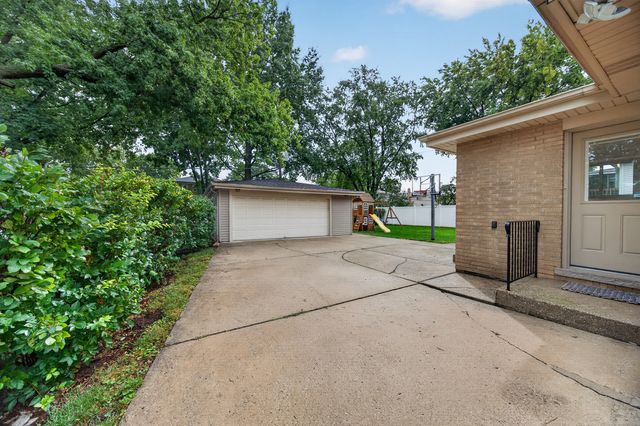 863 S Cedar Avenue, Elmhurst, IL 60126