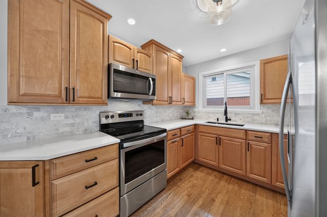 863 S Cedar Avenue, Elmhurst, IL 60126