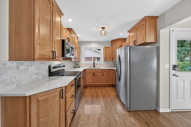 863 S Cedar Avenue, Elmhurst, IL 60126