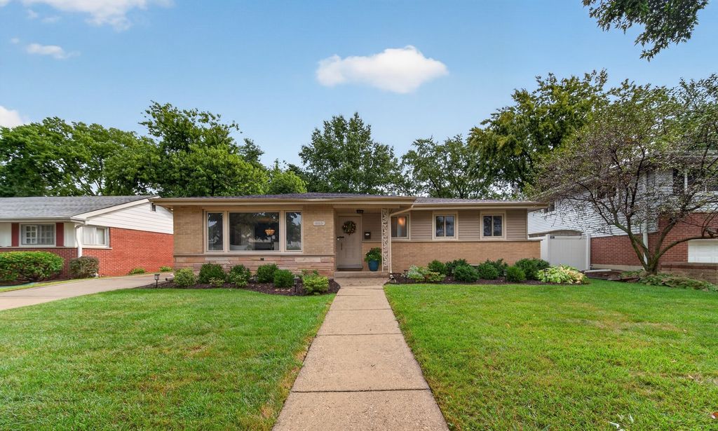 863 S Cedar Avenue, Elmhurst, IL 60126