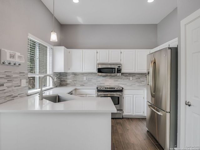15711 WOLF CREEK ST, San Antonio, TX 78232