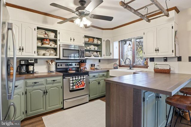 1934 FORGE HEIGHTS LN, Spring Grove, PA 17362