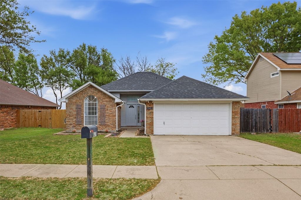 829 Parkwest Boulevard, Saginaw, TX 76179