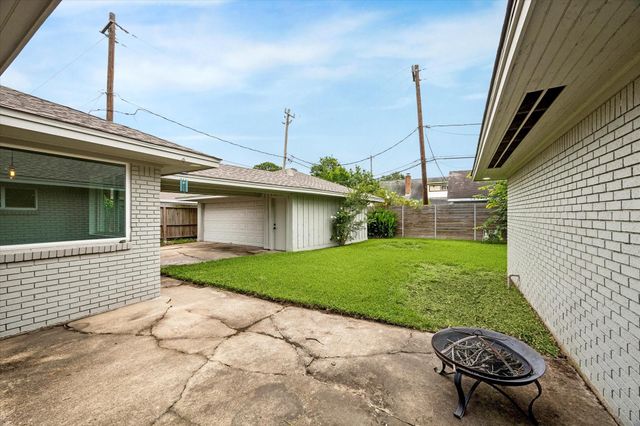 8527 Glenloch Drive, Houston, TX 77061