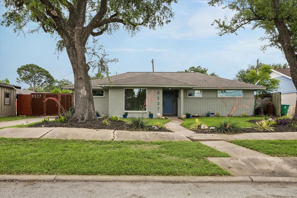 8527 Glenloch Drive, Houston, TX 77061