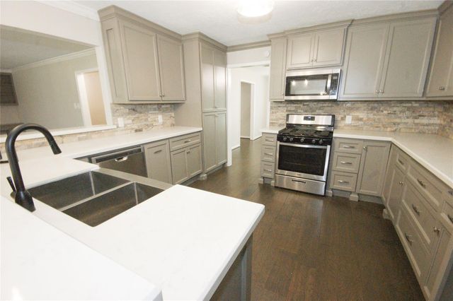 612 Falling Leaf Drive, Friendswood, TX 77546