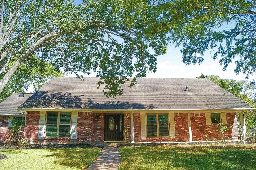 612 Falling Leaf Drive, Friendswood, TX 77546