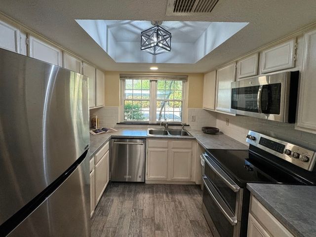 2535 Wedglea Drive 123, Dallas, TX 75211