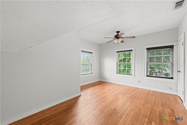 1216 N Penelope Street, Belton, TX 76513