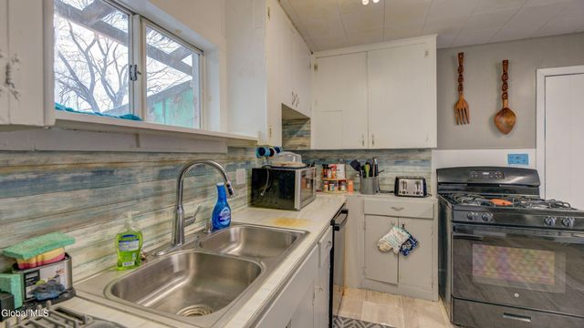 16 E 11th Avenue, Gloversville, NY 12078