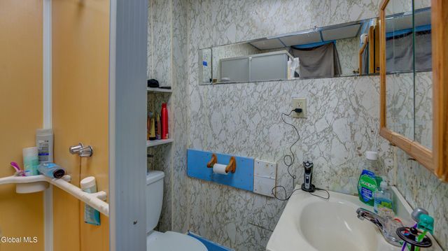 16 E 11th Avenue, Gloversville, NY 12078