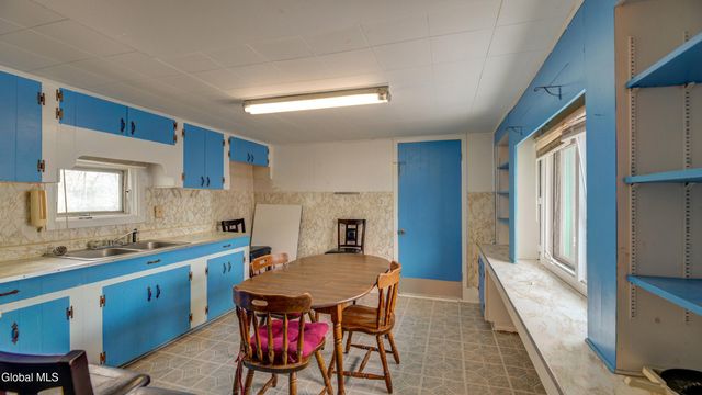 16 E 11th Avenue, Gloversville, NY 12078