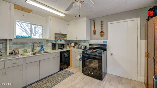 16 E 11th Avenue, Gloversville, NY 12078