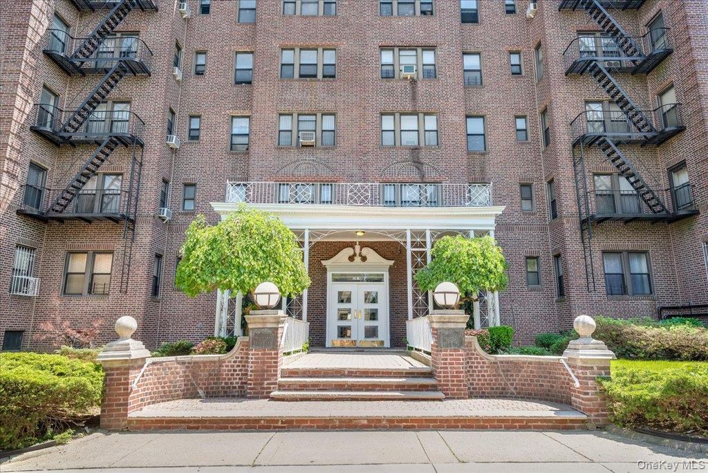 170-40 Highland Avenue 401, Jamaica Estates, NY 11432