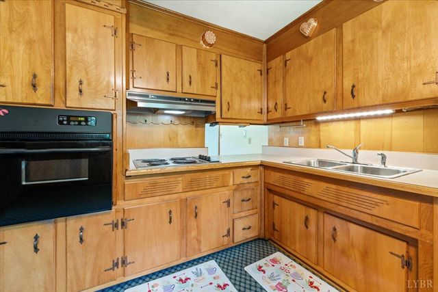 404 Oakwood Drive, Hurt, VA 24563